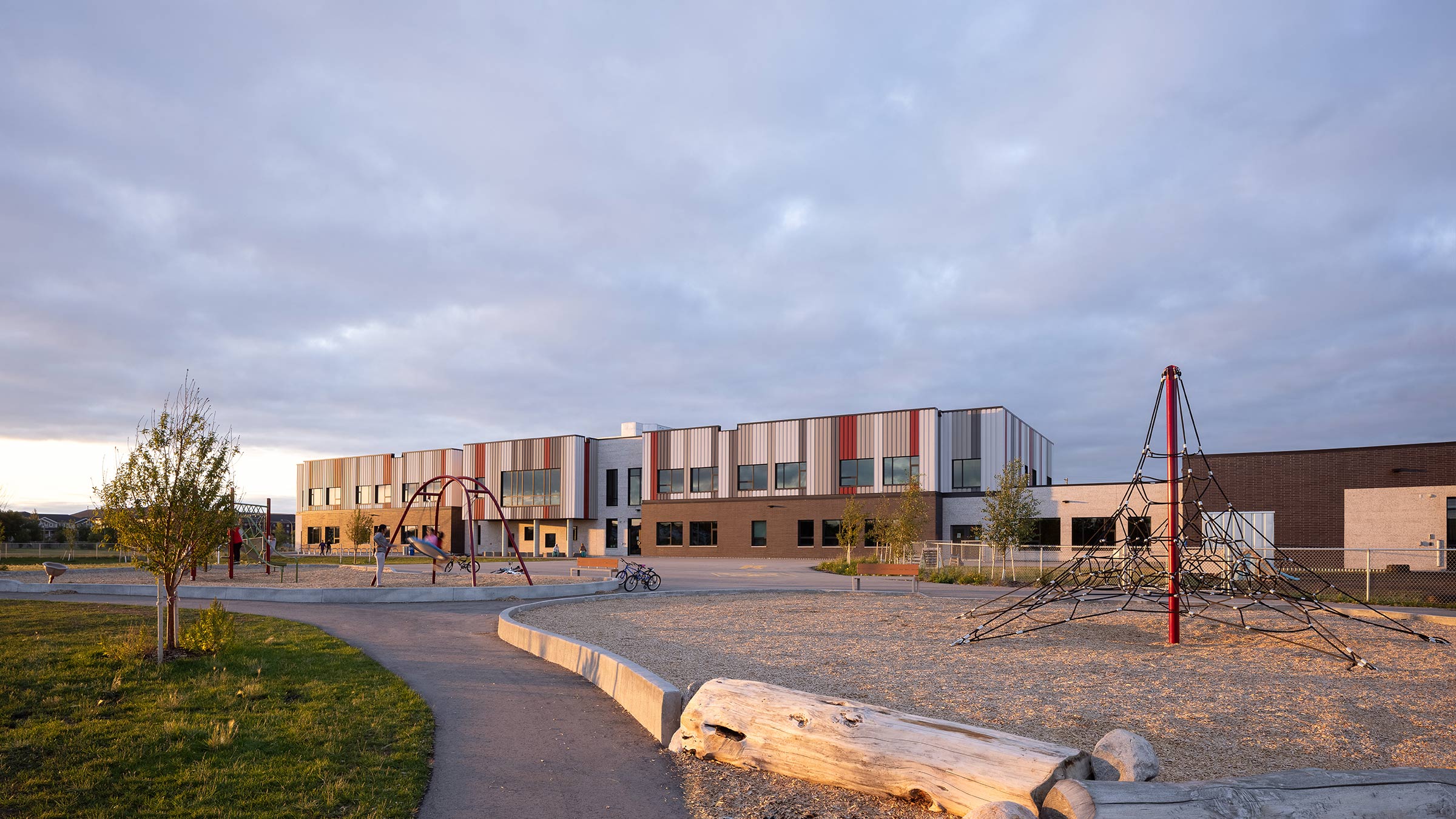Exterior of Ecole Templeton with the playground in front.